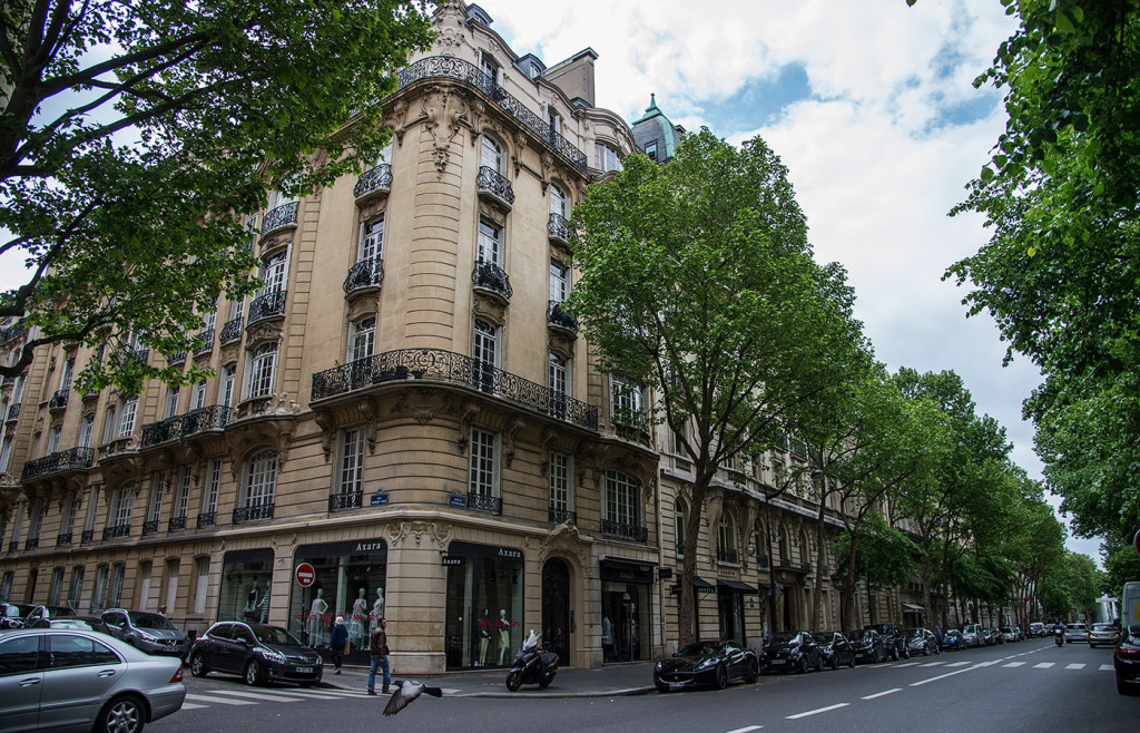 Här i de vackra kvarteren inte långt från Champs-Élysées har familjen Ibrahimovic ostört levt sitt vardagsliv i Paris. Grannarna känner inte ens till att han bor där.